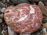 Hellroter Stein mit weißen Einschlüssen